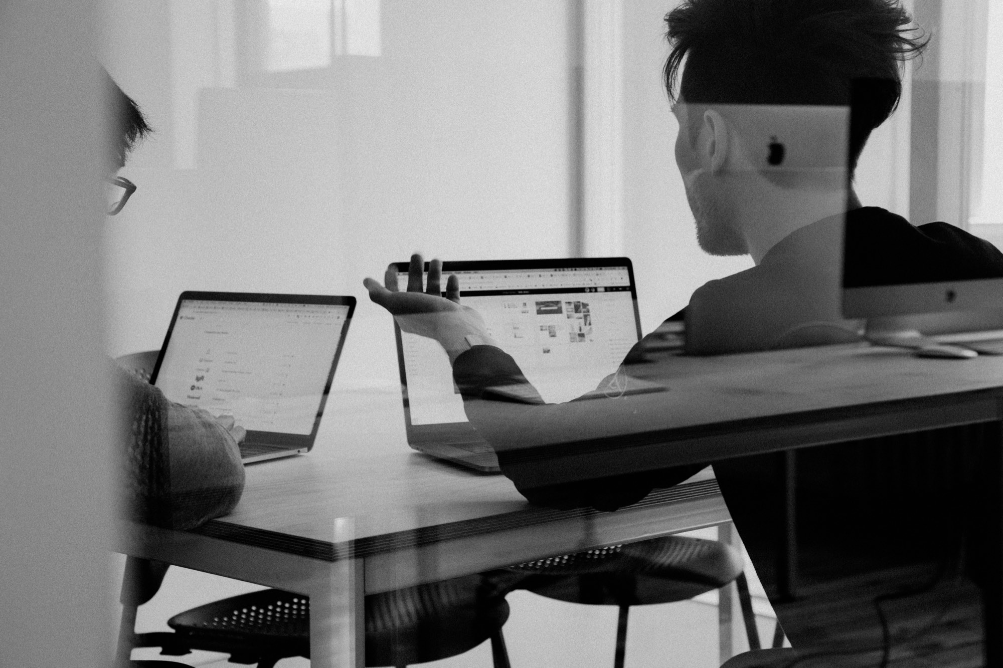 Equipo de consultoría Numen en sesión de trabajo